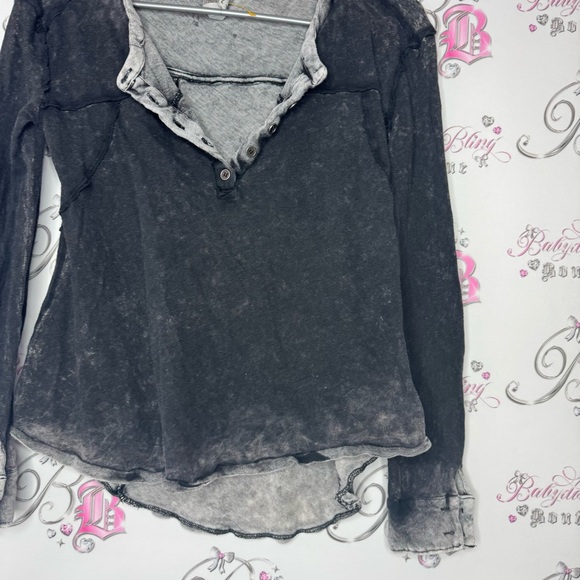 We the free top long sleeve high low back distressed grey black buttons cute - Picture 3 of 14
